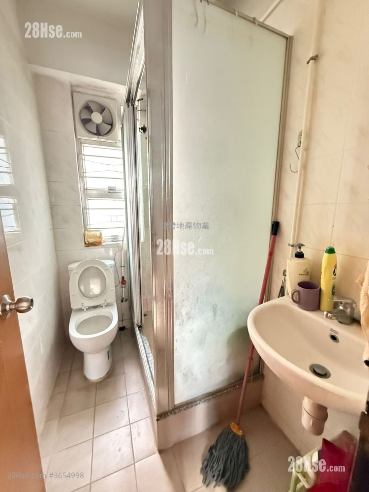 Lee Tak Cheong Mansion Sell 2 Bedrooms 375 ft²