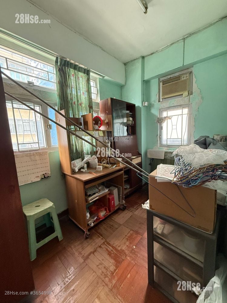Lee Tak Cheong Mansion Sell 2 Bedrooms 375 ft²