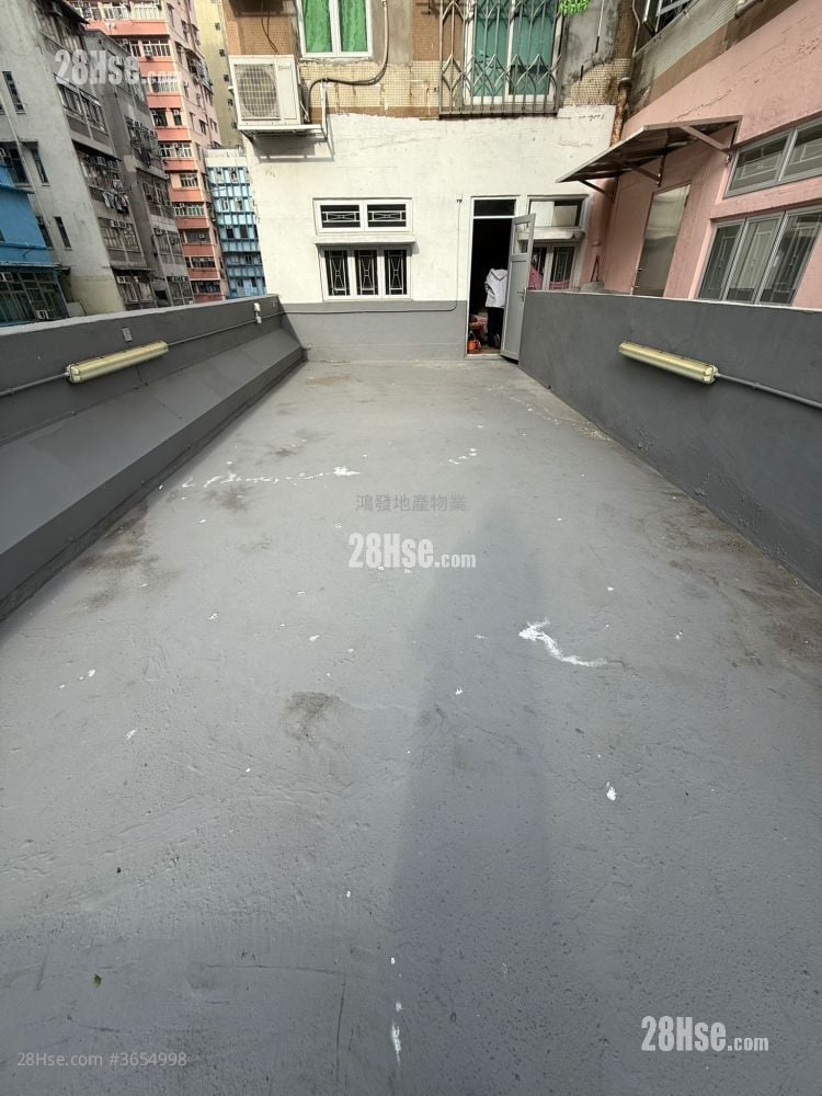 Lee Tak Cheong Mansion Sell 2 Bedrooms 375 ft²