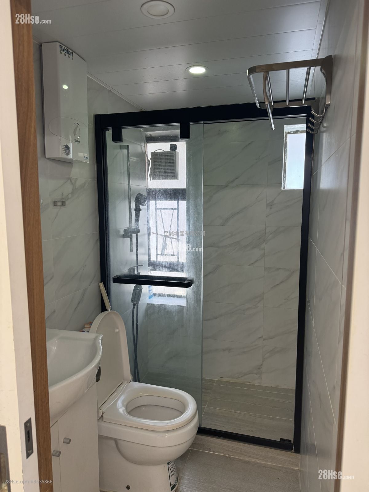 bathroom: Village Rental 2 Bedrooms , 1 Bathroom