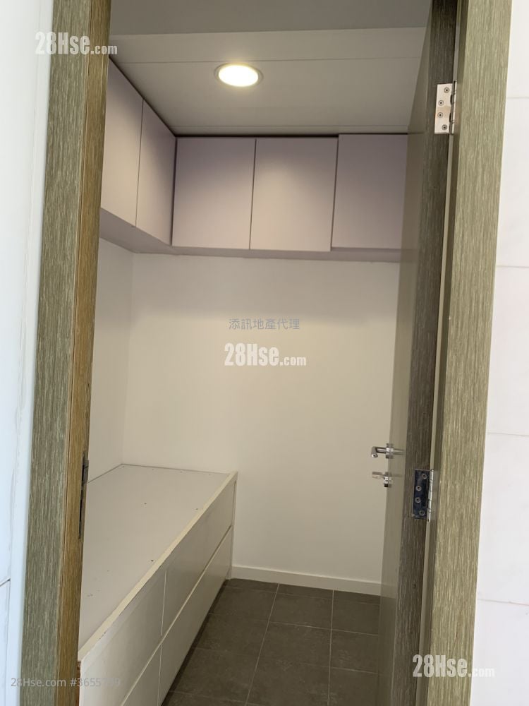 Centrepoint Sell 3 Bedrooms , 2 Bathrooms 743 ft²