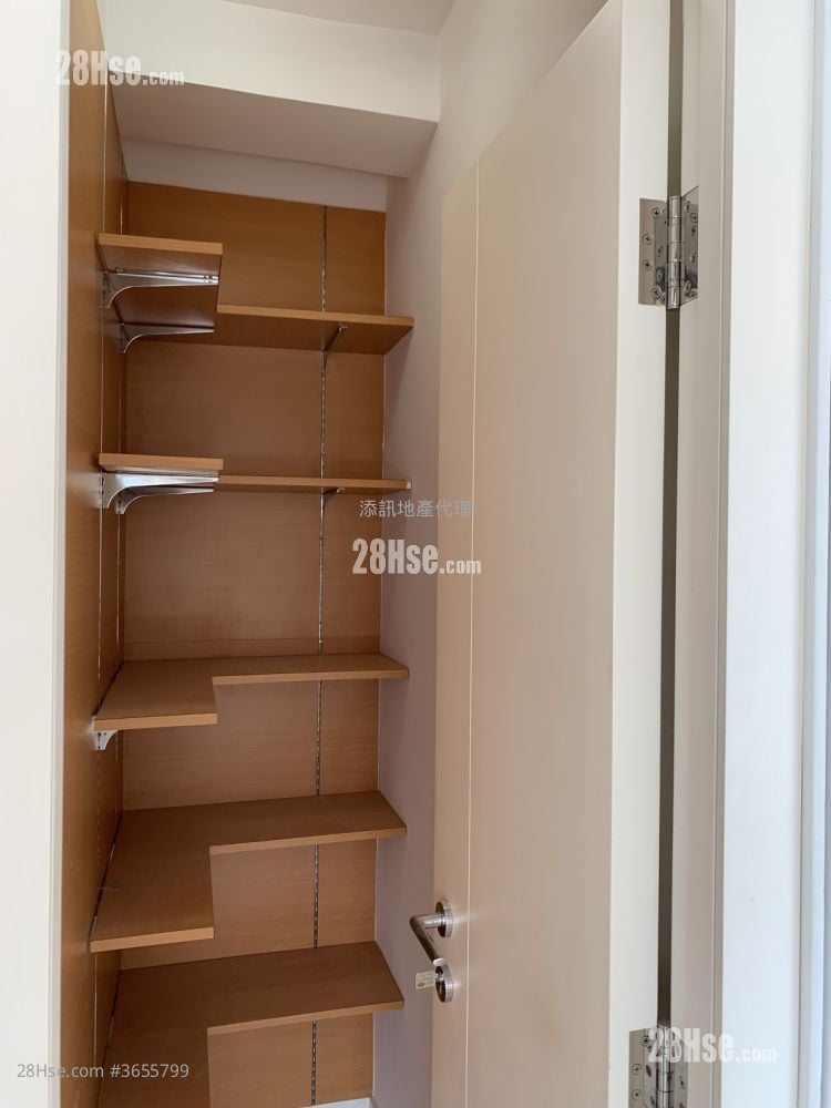 Centrepoint Sell 3 Bedrooms , 2 Bathrooms 743 ft²