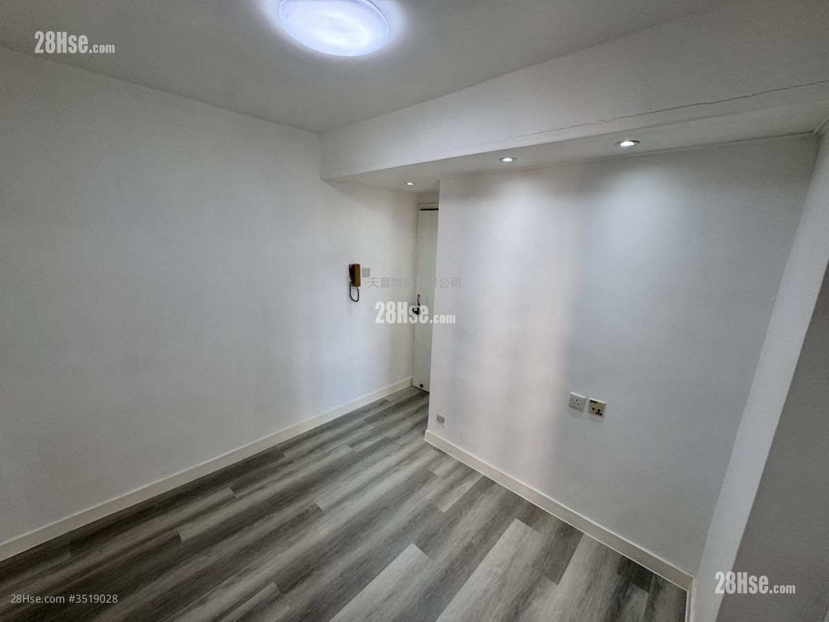 Sun Shing Centre Sell 2 Bedrooms , 1 Bathroom 290 ft²