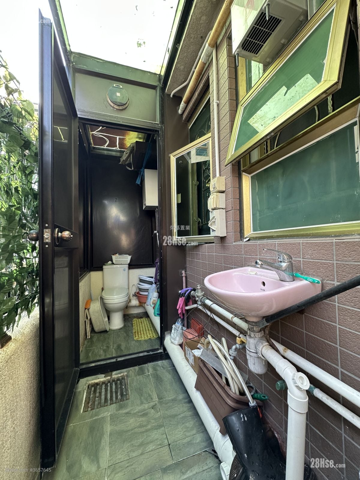 servant’s room: The Wonderland Sell