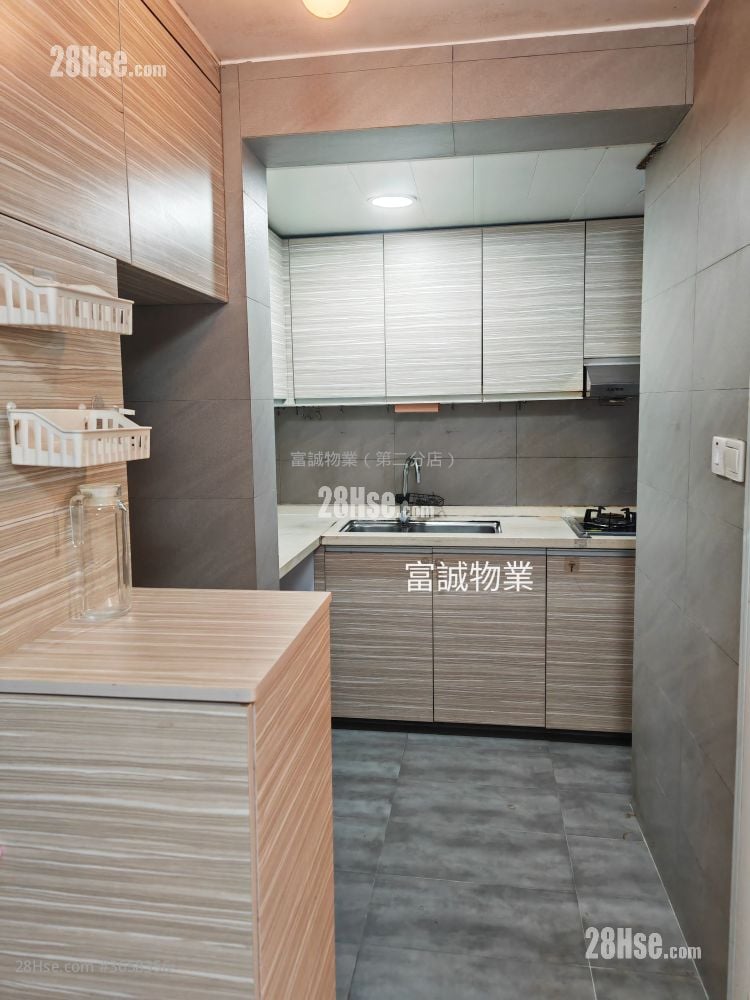 Hong Nga Court Sell 606 ft²