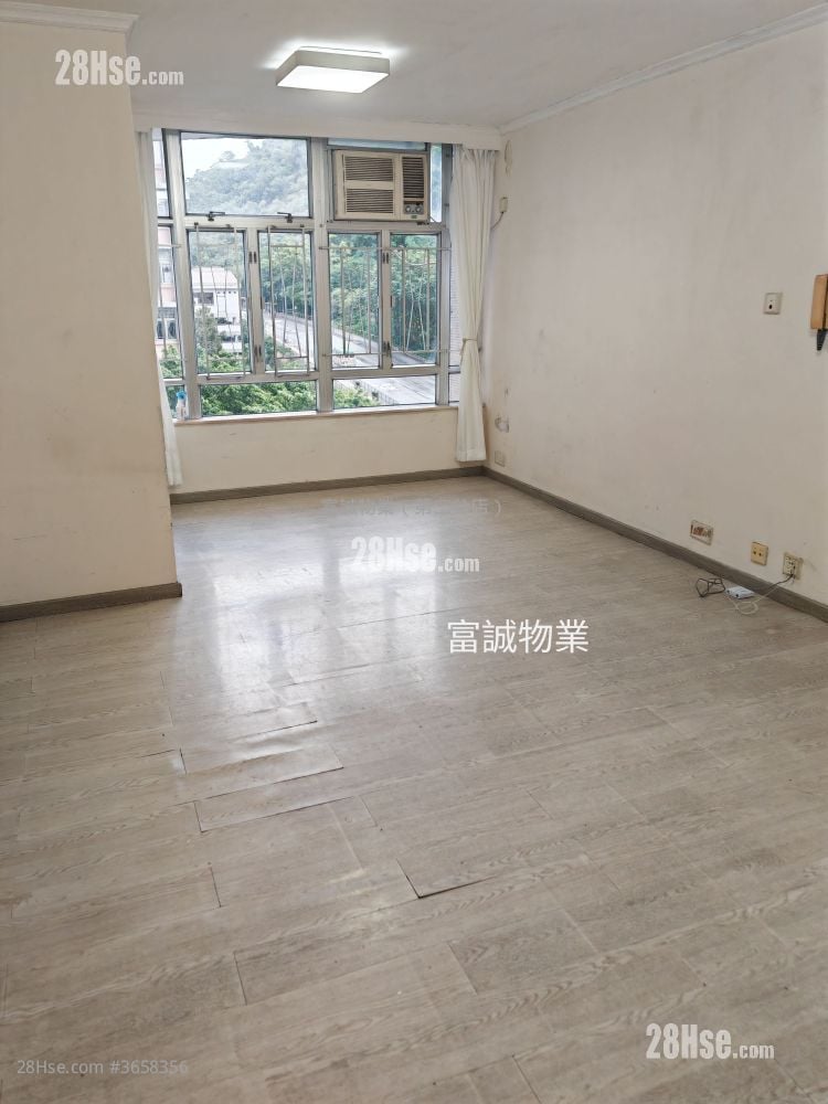 Hong Nga Court Sell 606 ft²