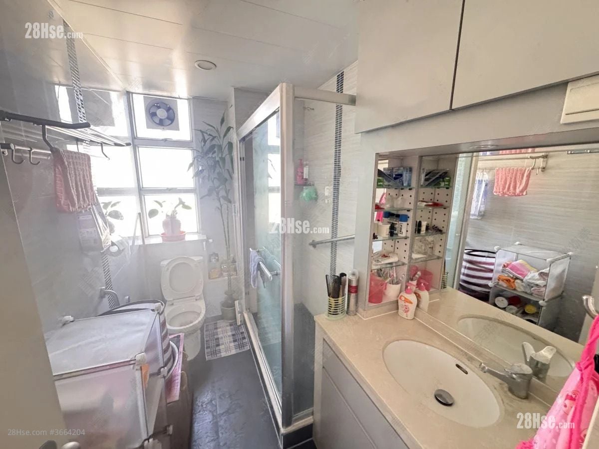 Kwai Chun Court Sell 3 Bedrooms 645 ft²