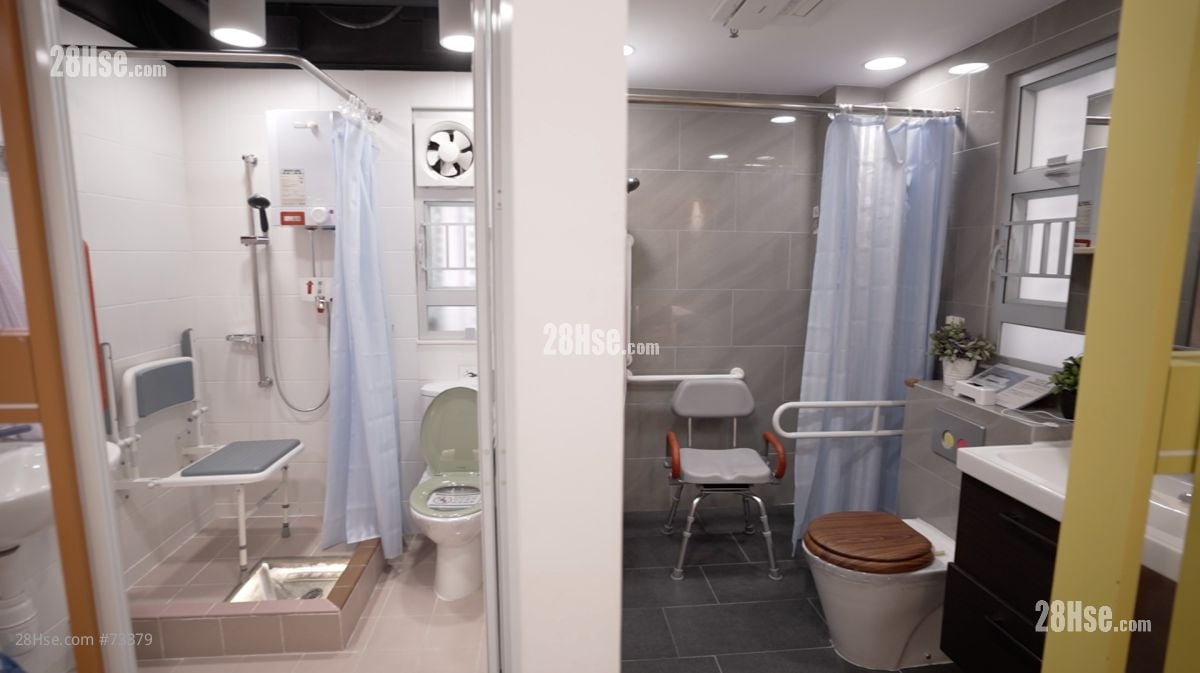 浴室扶手及牆身可採對比色設計，讓長者較易辨認扶手位置。