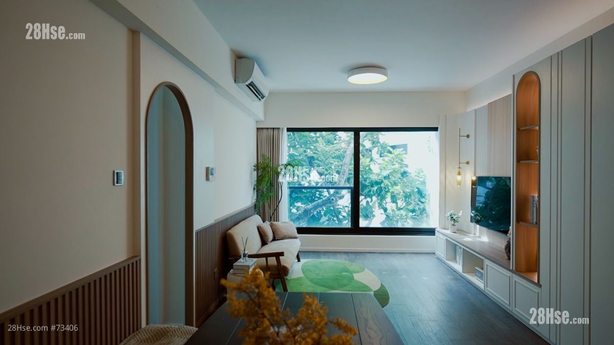 屋主當初購入這個單位，某程度是被大窗外的樹景吸引。