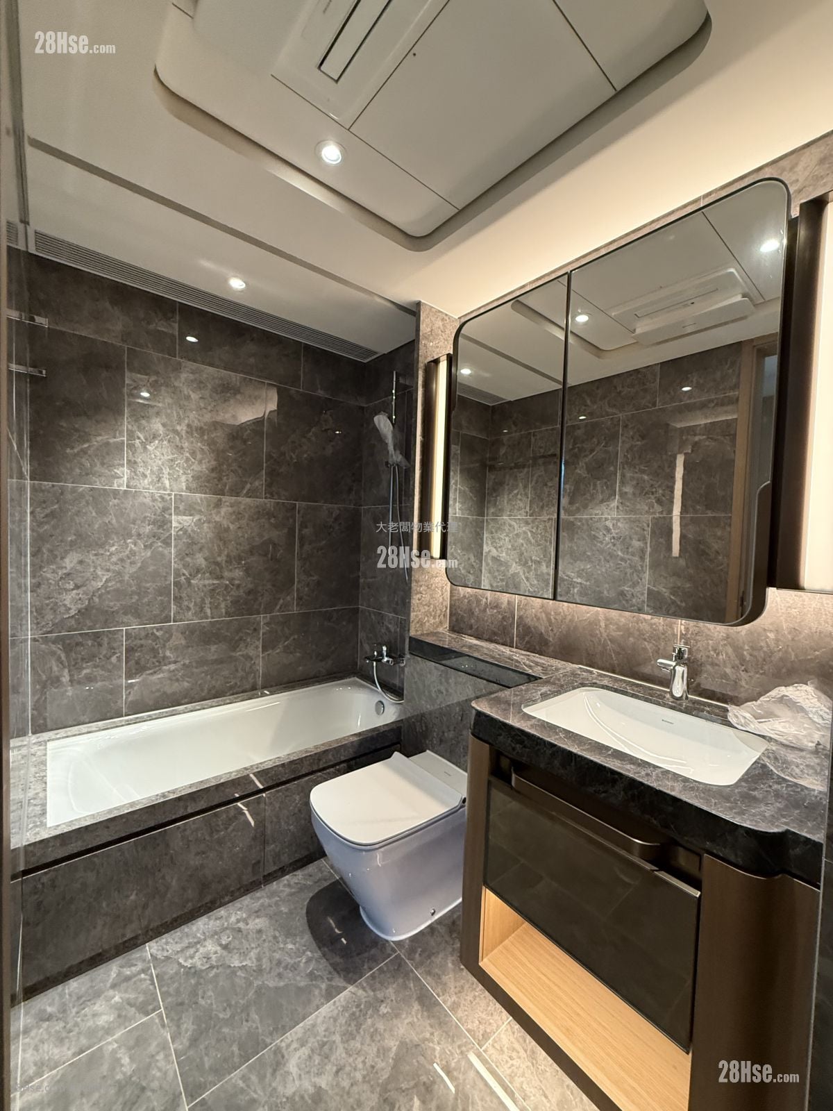 蔚蓝东岸 售盘 3 房 , 2 浴室 832 平方尺