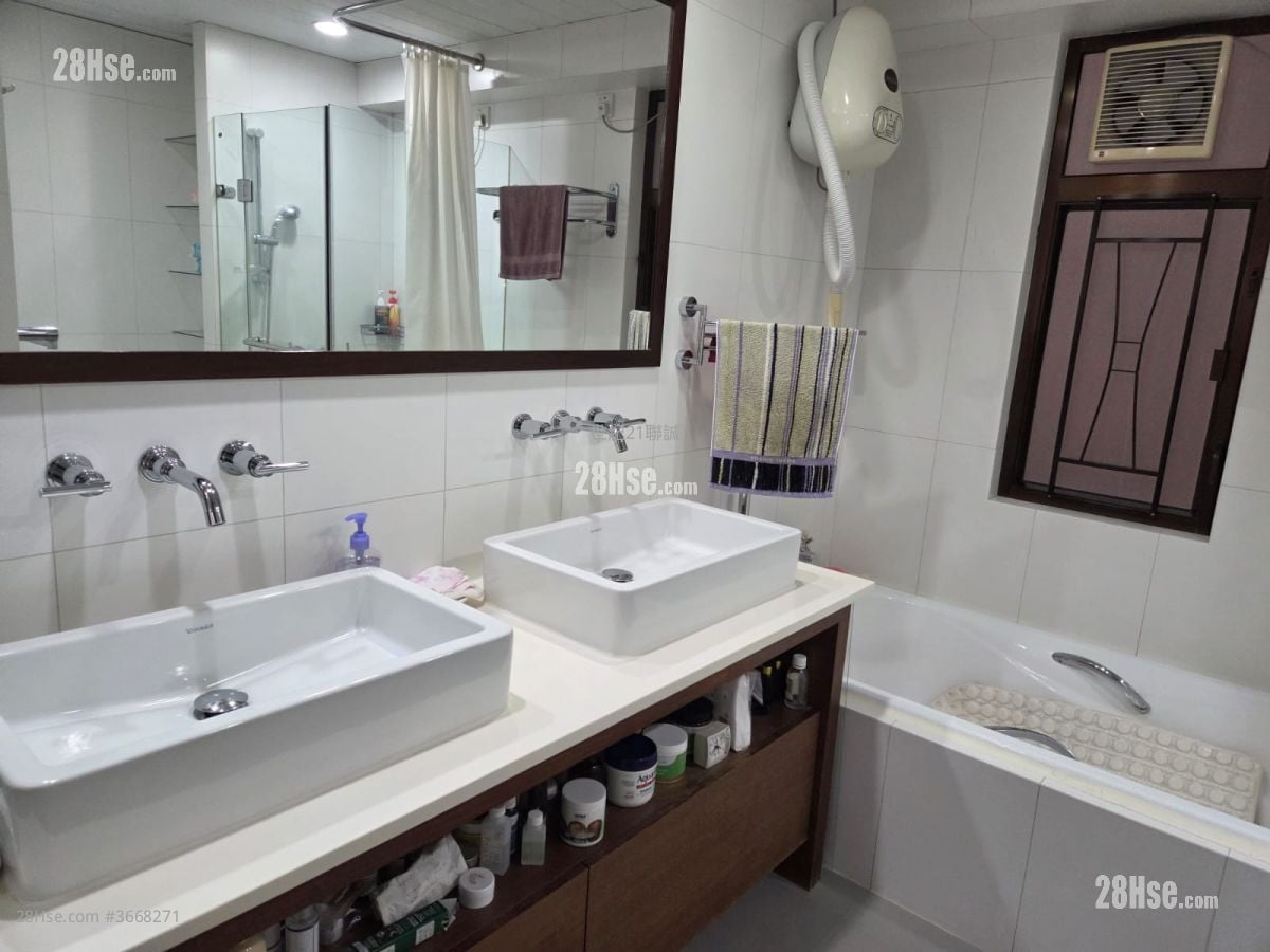 Park View Court Sell 4 Bedrooms , 1 Bathroom 1,581 ft²
