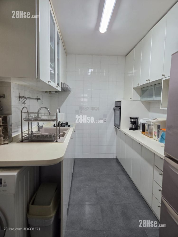 Park View Court Sell 4 Bedrooms , 1 Bathroom 1,581 ft²