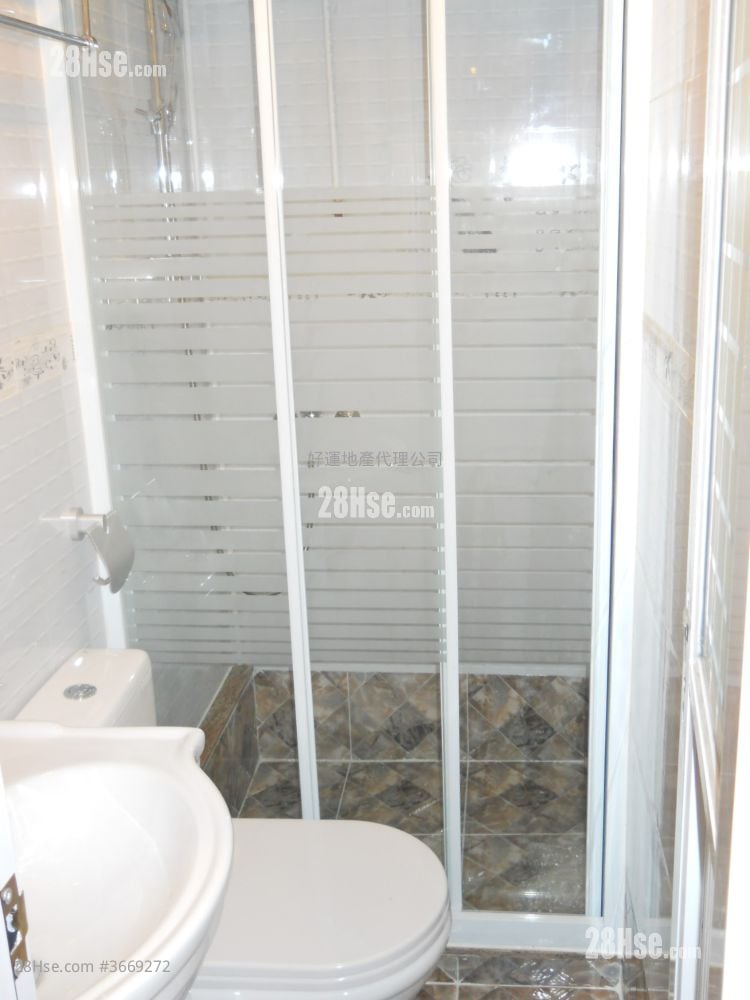 浴室: 正华大厦 售盘 4 房 , 2 浴室 646 平方尺