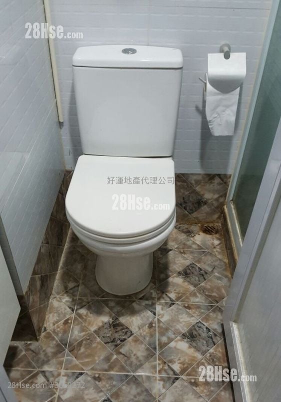 浴室: 正华大厦 售盘 4 房 , 2 浴室 646 平方尺