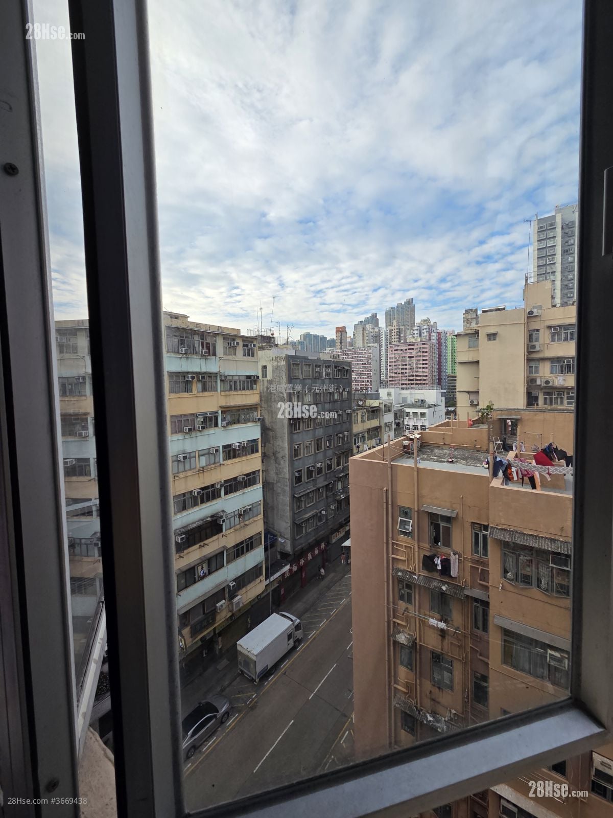 唐樓連入契天臺 Sell 5+ Bedrooms 760 ft²