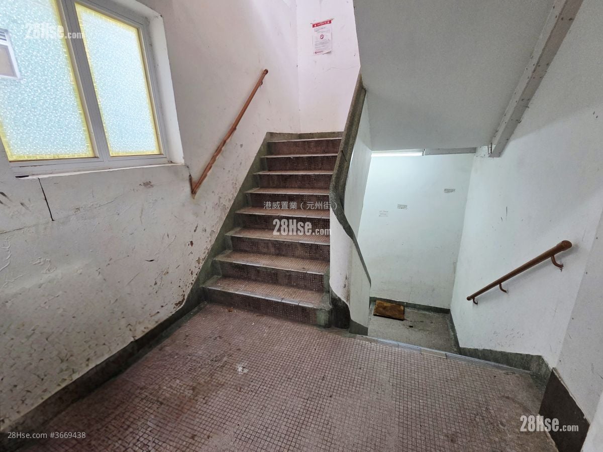 唐樓連入契天臺 Sell 5+ Bedrooms 760 ft²