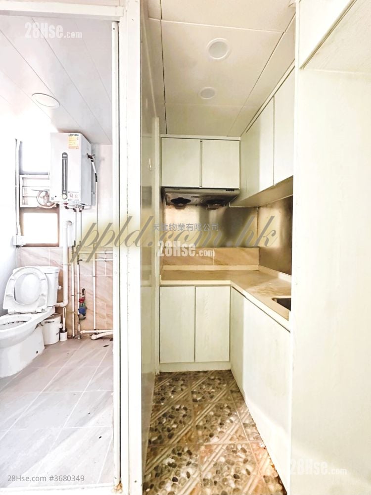 Tai Po Village Sell 3 Bedrooms , 2 Bathrooms 370 ft²