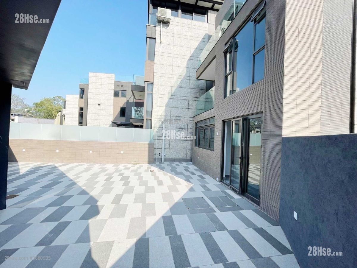 Village Sell 4 Bedrooms , 5+ Bathrooms 2,100 ft²