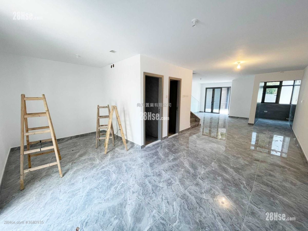 Village Sell 4 Bedrooms , 5+ Bathrooms 2,100 ft²