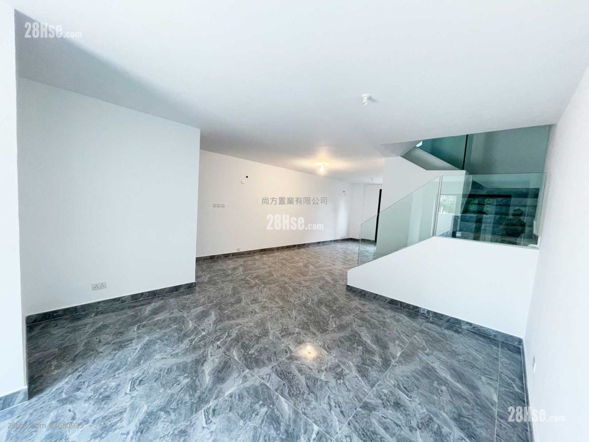 Village Sell 4 Bedrooms , 5+ Bathrooms 2,100 ft²