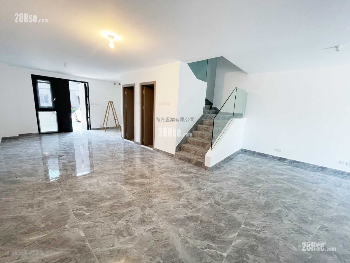 Village Sell 4 Bedrooms , 5+ Bathrooms 2,100 ft²