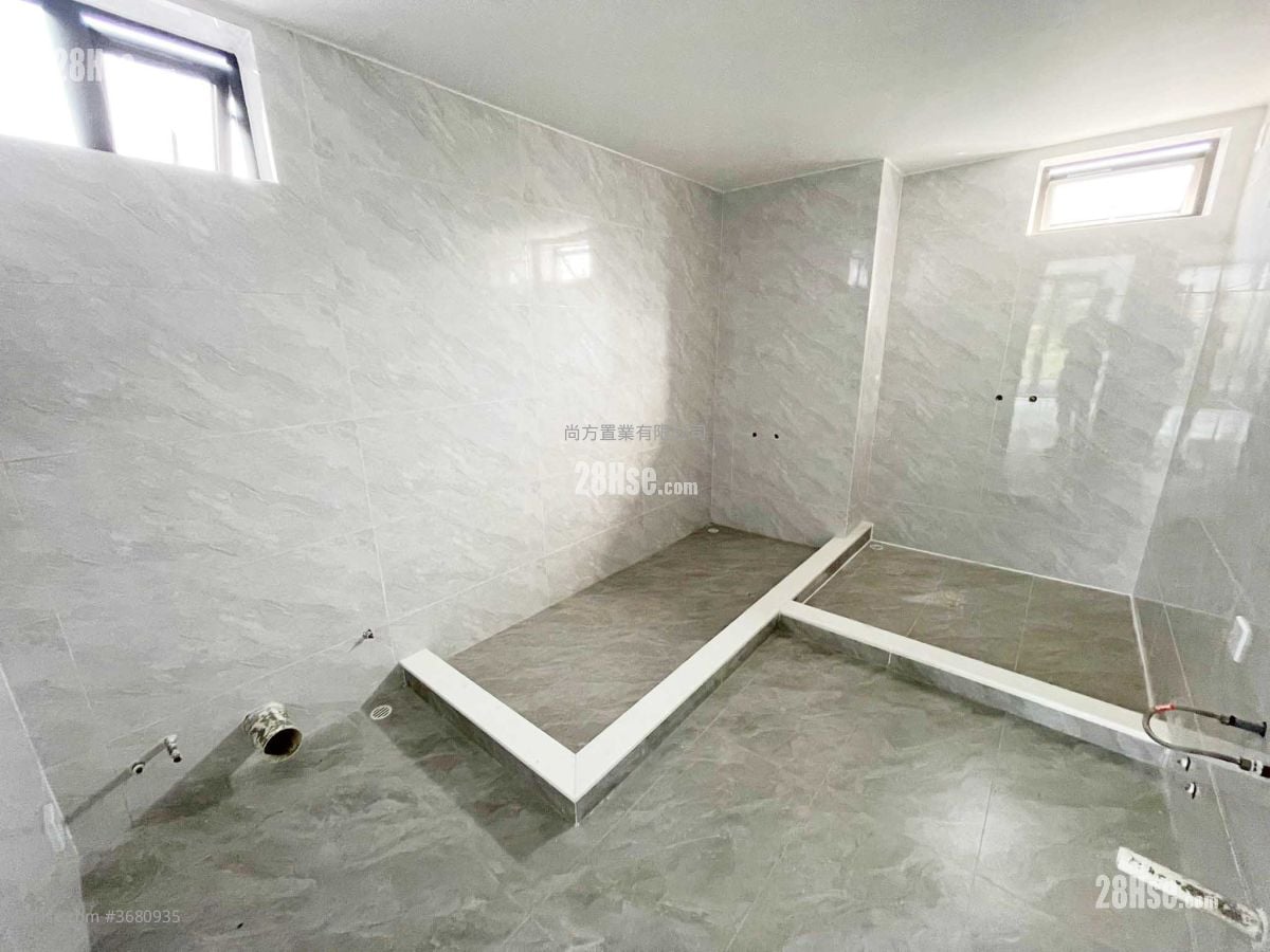 Village Sell 4 Bedrooms , 5+ Bathrooms 2,100 ft²