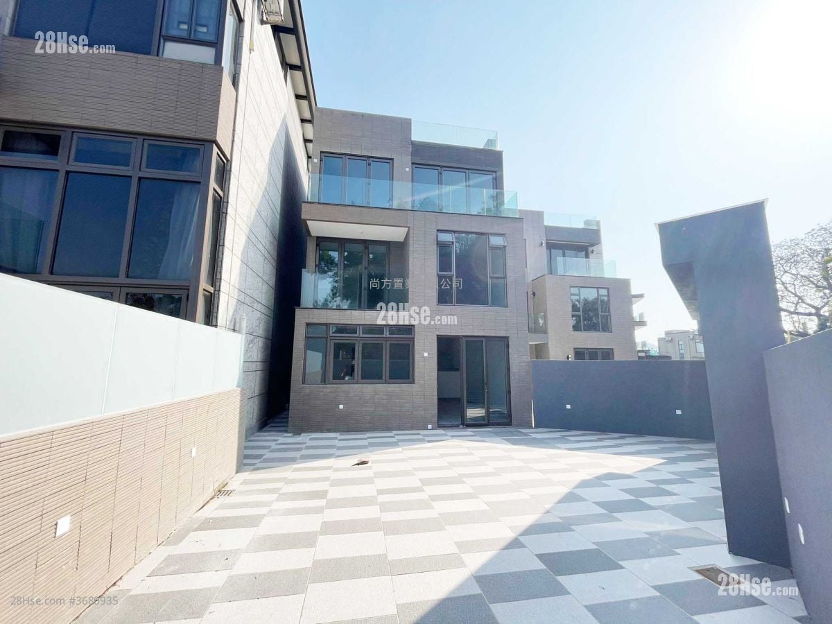 Village Sell 4 Bedrooms , 5+ Bathrooms 2,100 ft²