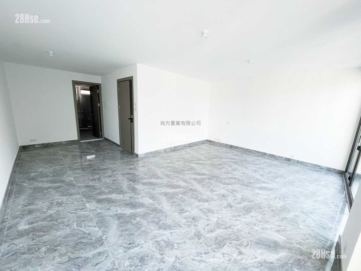 Village Sell 4 Bedrooms , 5+ Bathrooms 2,100 ft²