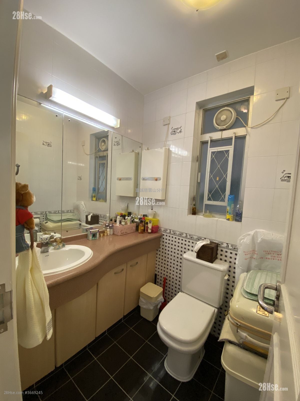 Tsz Oi Court Sell 3 Bedrooms , 2 Bathrooms 650 ft²