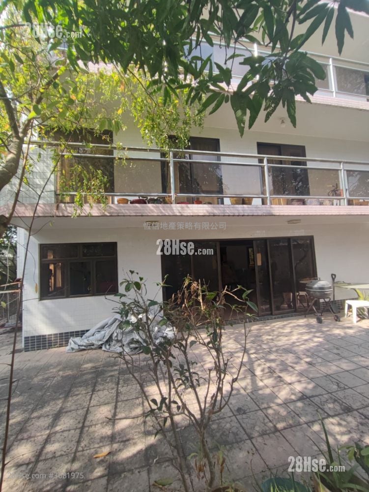 Village Sell 1,800 ft²