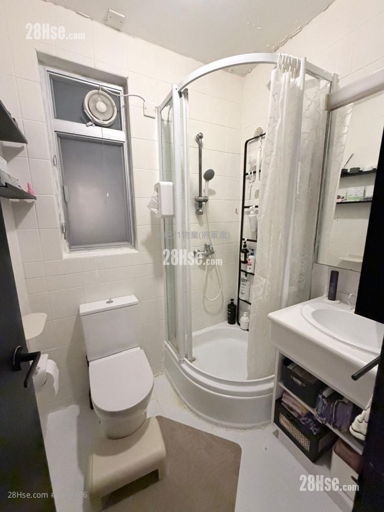 Choi Ming Court Sell 3 Bedrooms , 2 Bathrooms 650 ft²