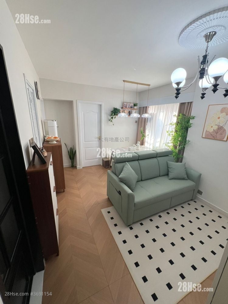 living room: Shun Fung Building Sell 2 Bedrooms , 1 Bathroom 381 ft²