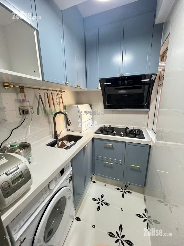 kitchen: Shun Fung Building Sell 2 Bedrooms , 1 Bathroom 381 ft²
