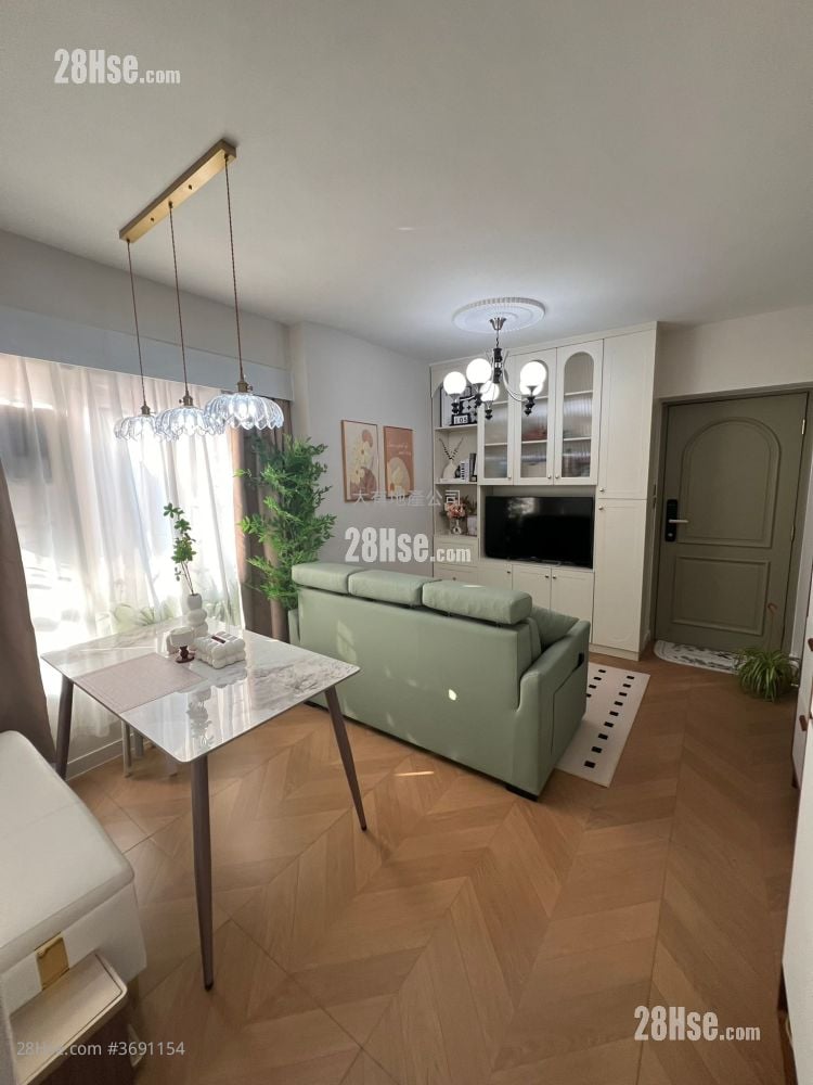 living room: Shun Fung Building Sell 2 Bedrooms , 1 Bathroom 381 ft²