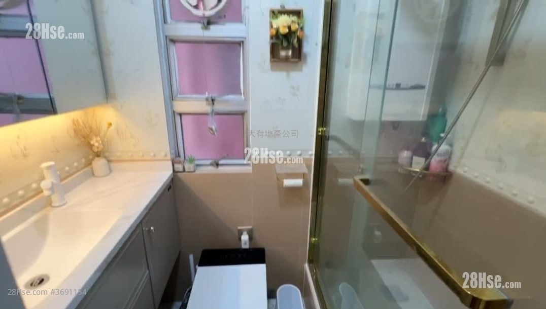 bathroom: Shun Fung Building Sell 2 Bedrooms , 1 Bathroom 381 ft²