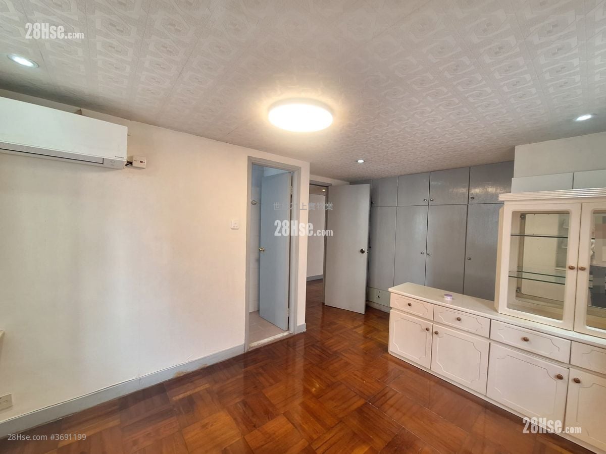 Happy Court Sell 3 Bedrooms , 2 Bathrooms 992 ft²