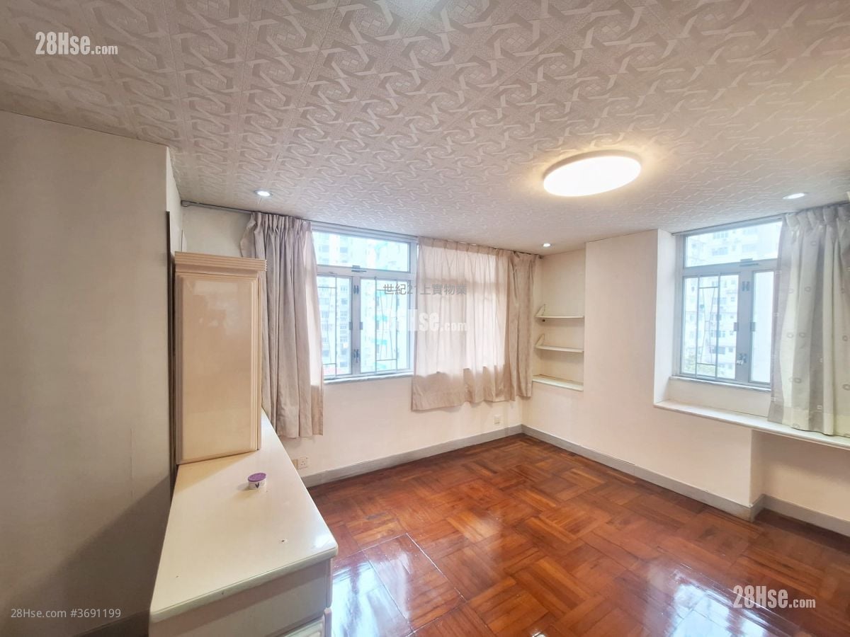 Happy Court Sell 3 Bedrooms , 2 Bathrooms 992 ft²