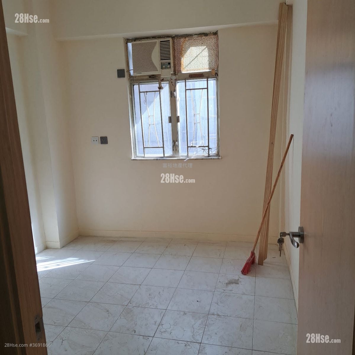 32-42A Tseuk Luk Street Rental 1 Bedroom , 1 Bathroom 250 ft²