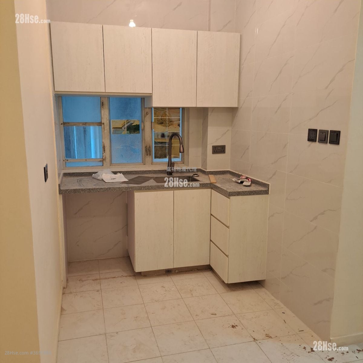 32-42A Tseuk Luk Street Rental 1 Bedroom , 1 Bathroom 250 ft²