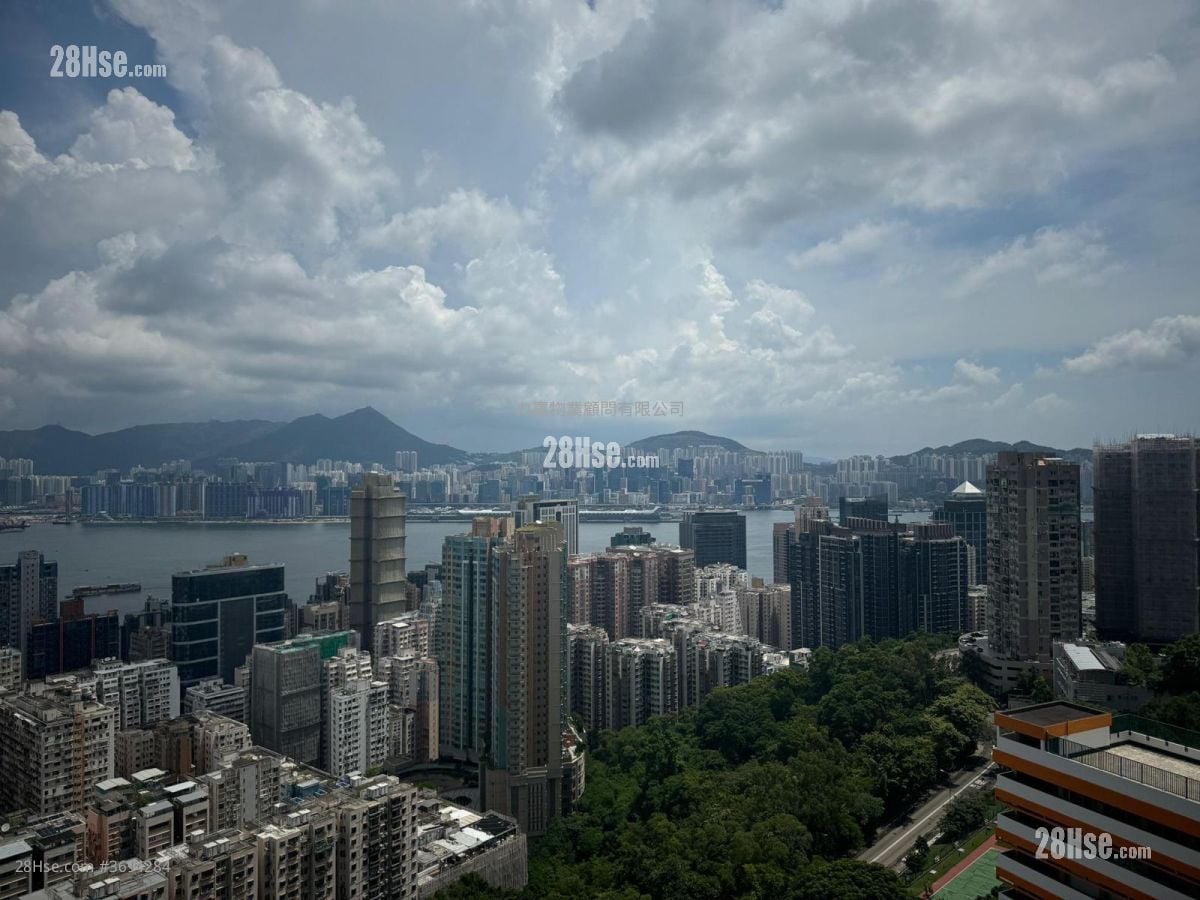 Summit Court Sell 4 Bedrooms , 3 Bathrooms 1,407 ft²