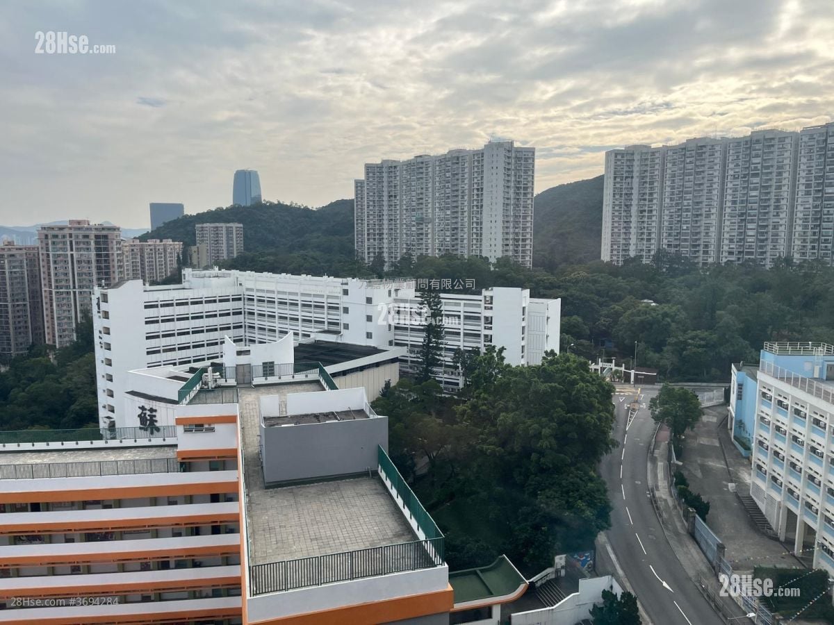 Summit Court Sell 4 Bedrooms , 3 Bathrooms 1,407 ft²