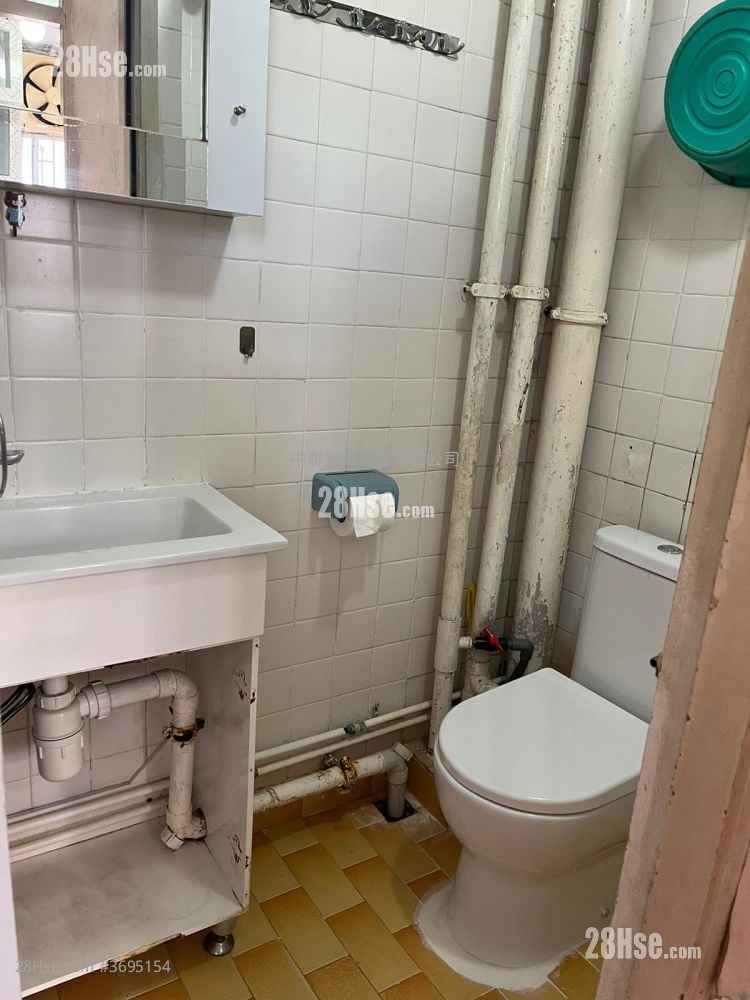 May Shing Court Sell 3 Bedrooms , 1 Bathroom 490 ft²