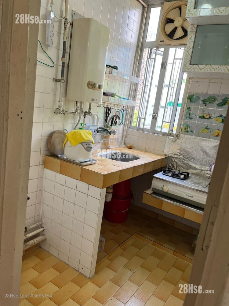 May Shing Court Sell 3 Bedrooms , 1 Bathroom 490 ft²