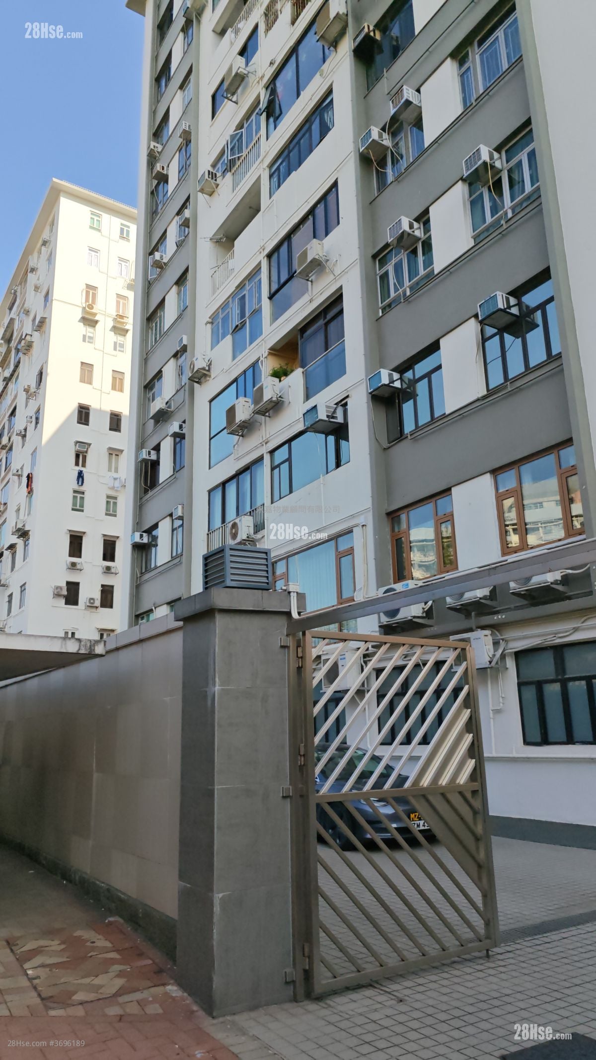 Mandarin Court Sell 3 Bedrooms , 2 Bathrooms 884 ft²