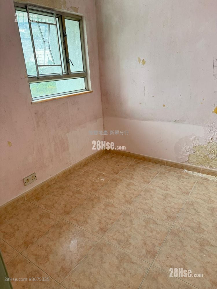 Yuet Chui Court Sell 2 Bedrooms , 1 Bathroom 407 ft²