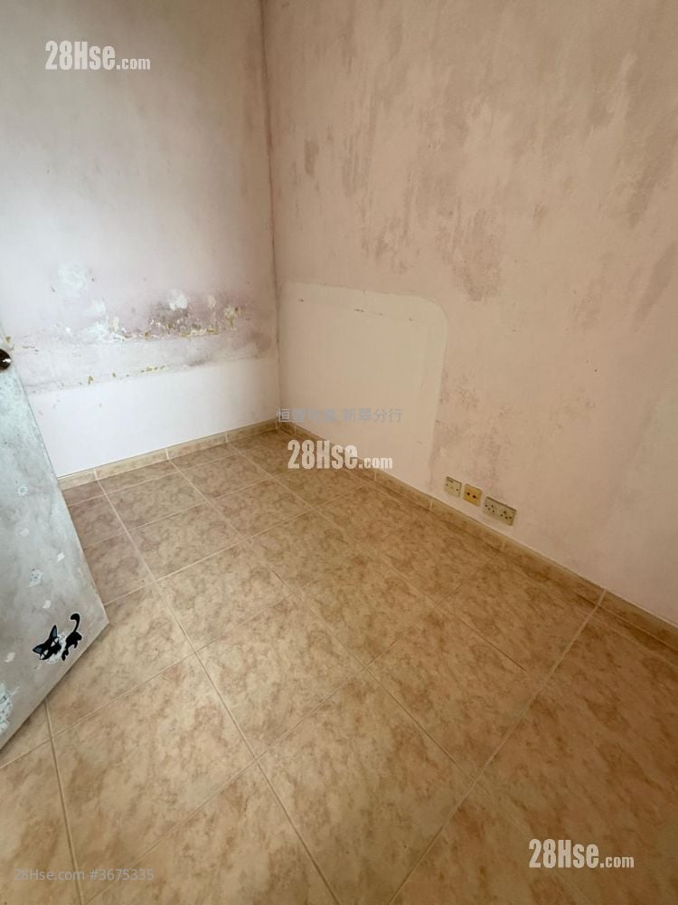 Yuet Chui Court Sell 2 Bedrooms , 1 Bathroom 407 ft²