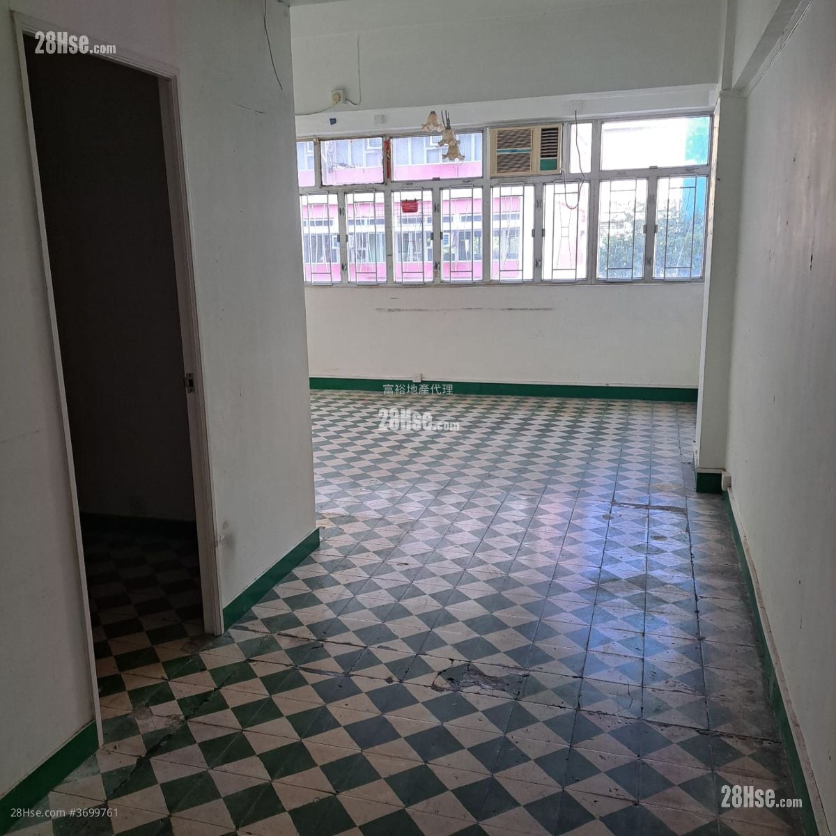 32-42A Tseuk Luk Street Sell 2 Bedrooms , 1 Bathroom 657 ft²