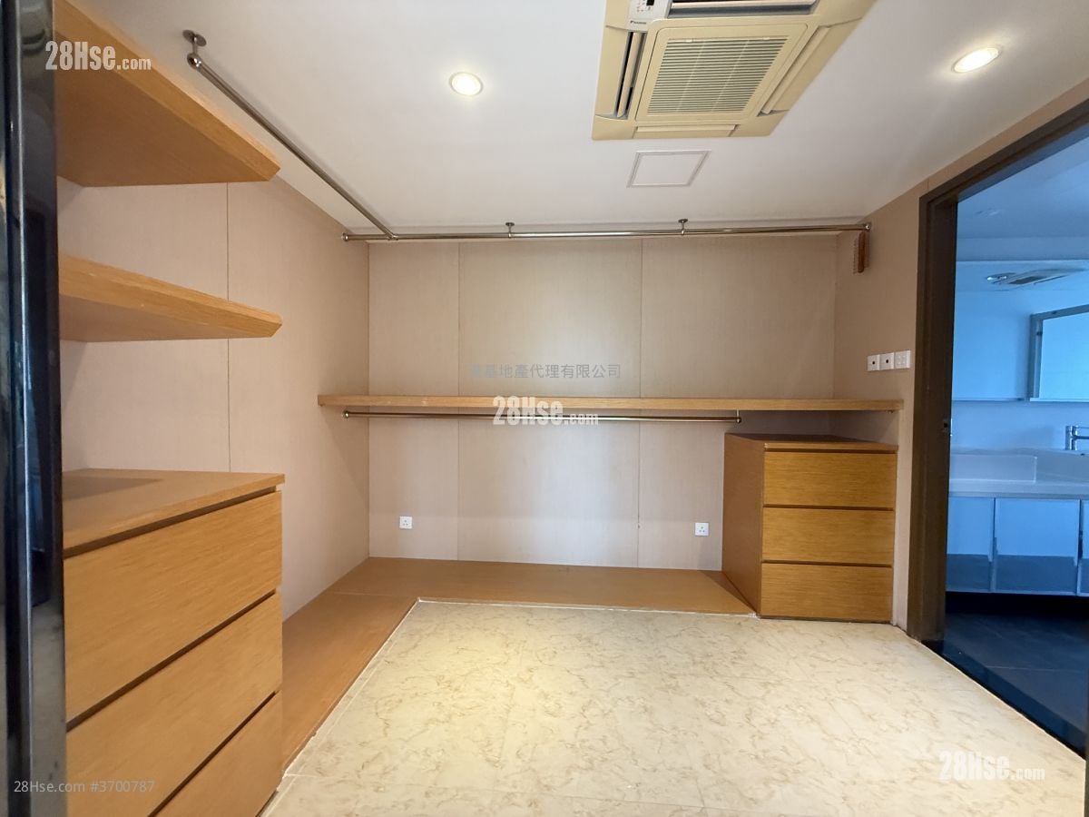 村屋 租盘 4 房 , 2 浴室 2,100 平方尺