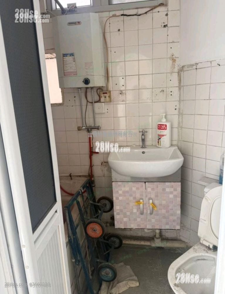 Hing Tin Estate Sell 2 Bedrooms , 1 Bathroom 489 ft²