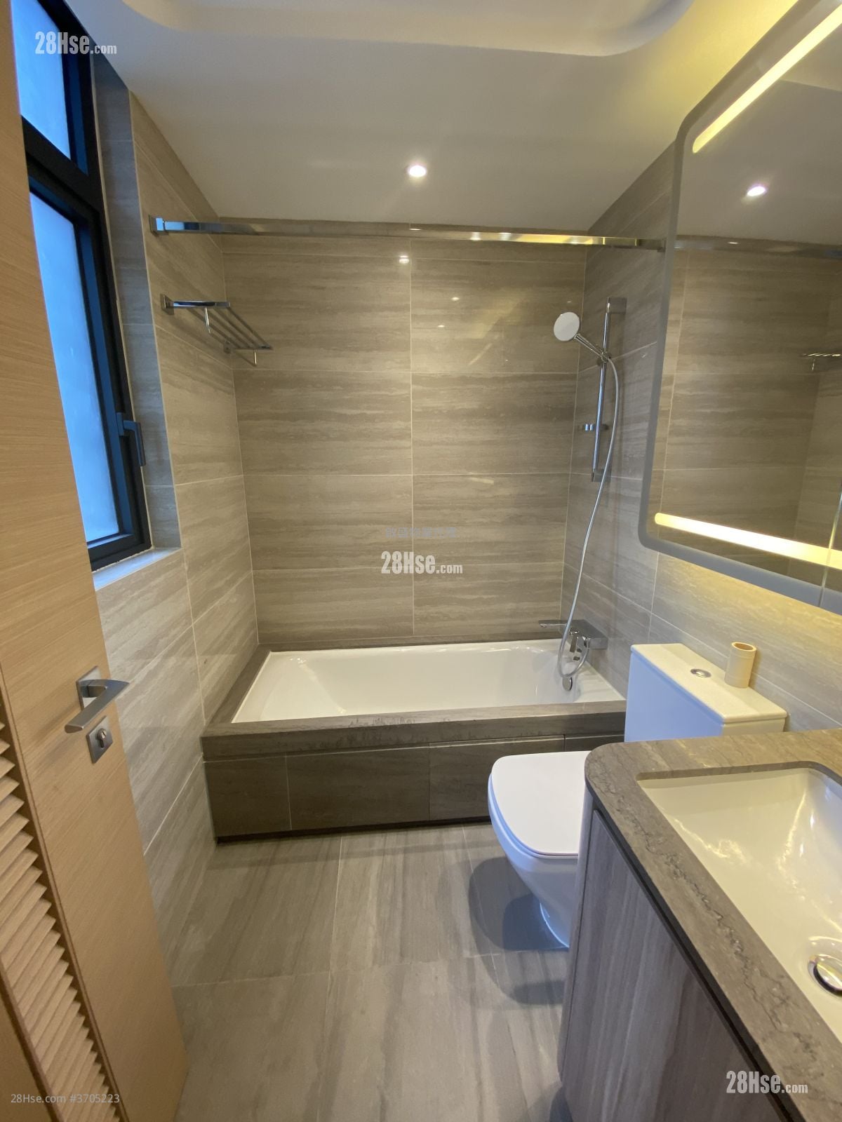 K.city Sell 4 Bedrooms , 2 Bathrooms 964 ft²